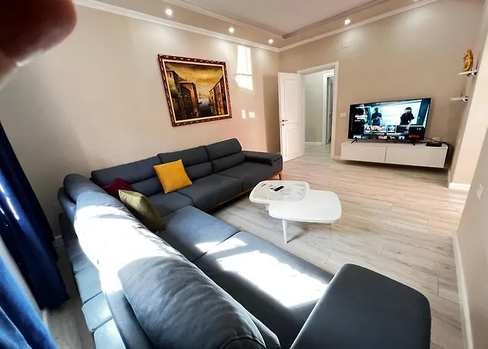 Golden Cherry * טיראנה