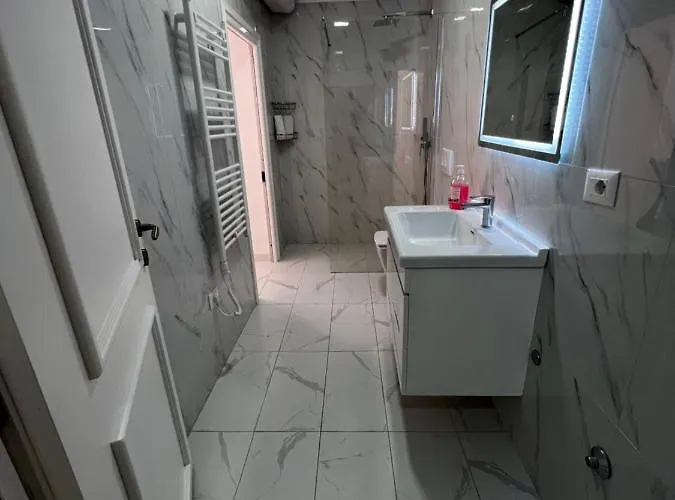 Golden Cherry * טיראנה